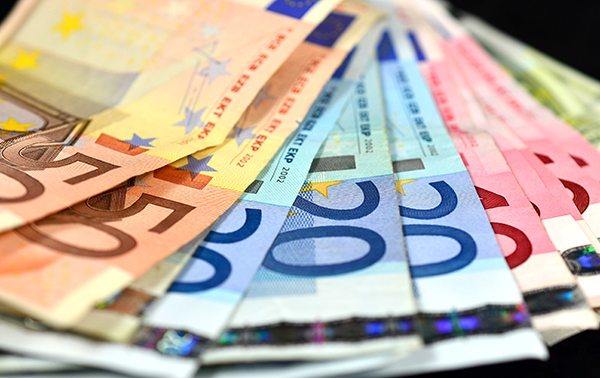 Kuvituskuva, jossa on viuhkana arvoltaan eri suuruisia euro-seteleitä.