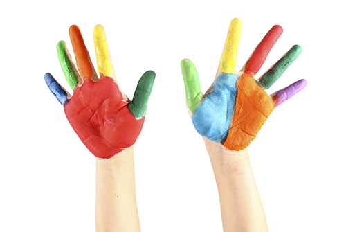 Kuvituskuva, jossa näkyy kirkkailla väreillä maalattu käsipari.