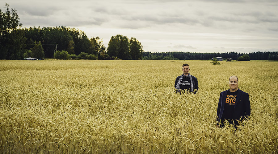 Kuvassa Miko Heinilä ja Tero Kankaanpää seisovat viljapellossa.