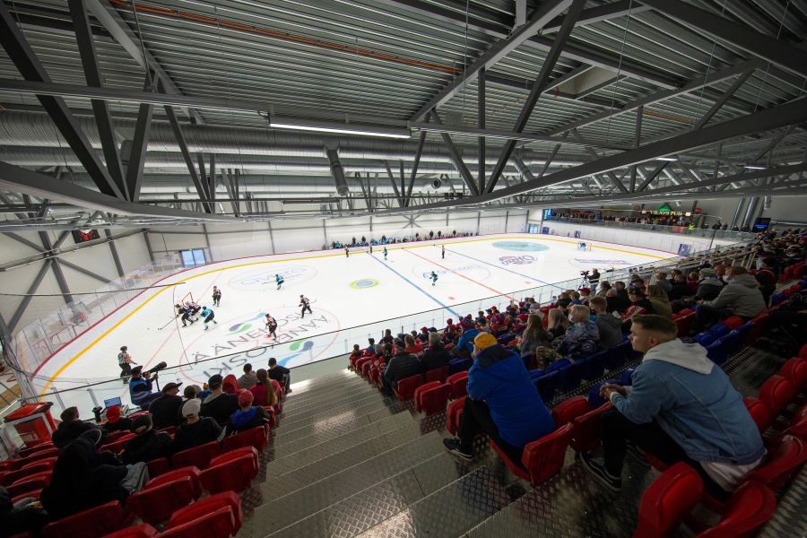 Kuvassa on yleisöä seuraamassa jääkiekko-ottelua Äänekosken jäähallissa.