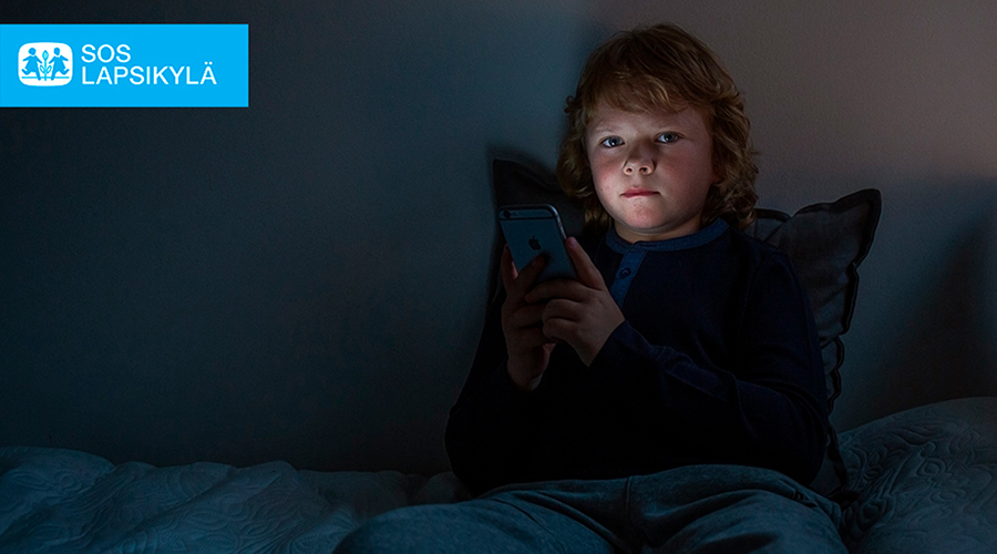 Kuvituskuva, jossa lapsi istuu pimeässä huoneessa ja käyttää kännykkää.