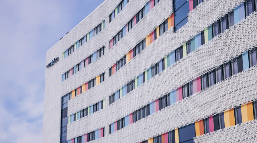 Kuvassa on Turun Majakkasairaalan värikäs julkisivu.