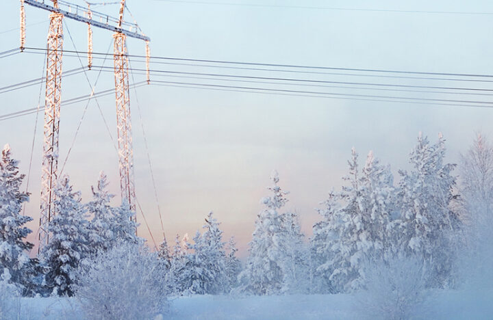 Sähkölinjat talvisessa maisemassa