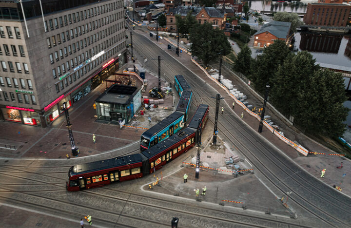 Ilmakuvassa on kaksi raitiovaunua Tampereen keskustassa.