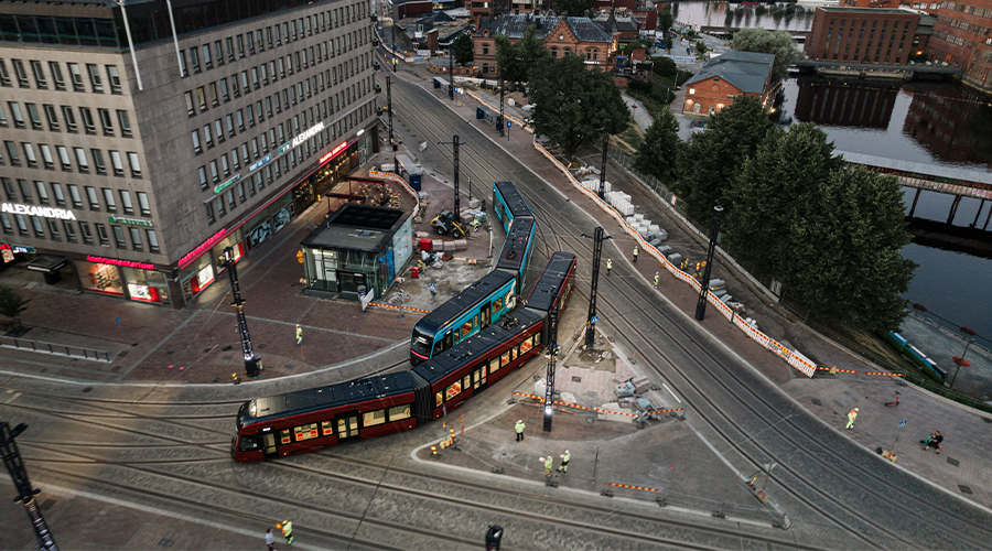 Ilmakuvassa on kaksi raitiovaunua Tampereen keskustassa.